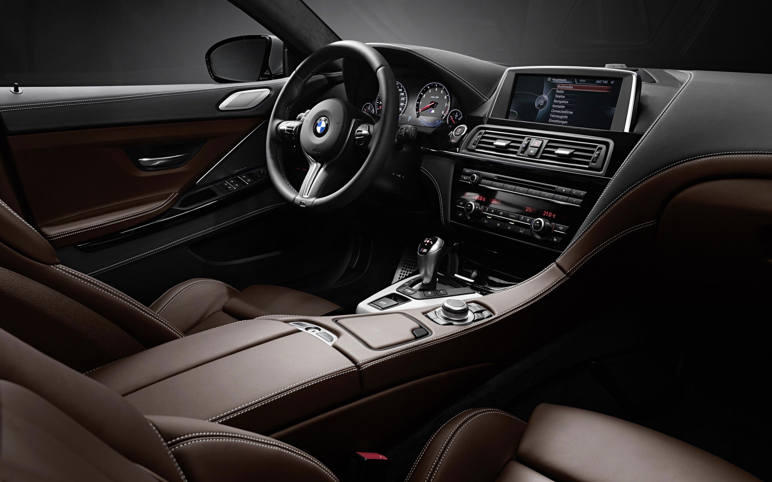 Просторный кожаный салон в серебристом BMW M6 Gran-Coupe